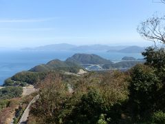 　山頂公園から眼下にレインボーライン、その奥に久々子湖、日向湖が見えました。彼方に見える入り込んだ海岸線は日本海です。この光景も正に絶景です。