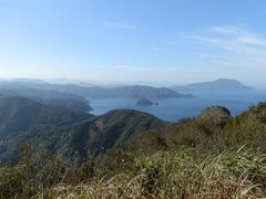 　山頂公園から日本海を見ています。海外線は複雑に入り込むリアス式海岸、良港を形成する条件が整っているように見えます。