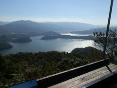 　天空の足湯からの眺望です。眼下に水月湖・菅湖・三方湖が見えます。