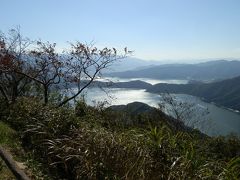 　眼下に水月湖・三方湖が見えます。湖がキラキラ光り、まさに絶景です。