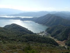 　水月湖の湖畔を道路が走り、道路沿いに家並みも見えます。