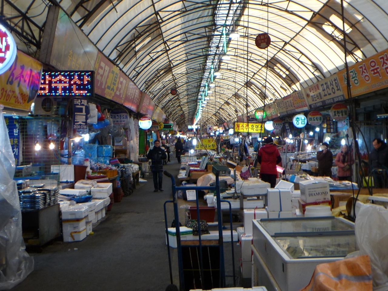 最終日は、ヨンドンポ（永登浦）市場に行きました。地元の人が集まる市場。何でもそろうしとても安いけれど、日本語は通じません。ここで買い物をして、帰国しました。