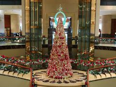 ロビーからフラトンホテルの一番大きなクリスマスツリーをパチリ！。

こちらのツリーは、たくさんの「フラトンベア」で出来ているんです～。なんて可愛いの～♪。