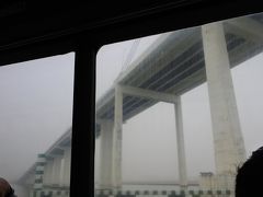 これが噂の『港珠澳大橋』ですね！天気は今日も曇り…