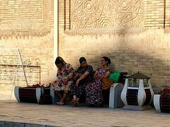 少し西へ移動すると
ミル・アラブ・メドレセ Mir-i-Arab Madrasa

まだ涼しい時間帯だとはいっても
日陰のベンチで涼む現地のおばさま方。