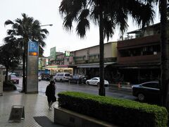 7：33
　さすがにこの日は観光せず空港に直行しますが、せめてホテル周辺くらい歩いてみようと外に出てみました。雨のせいなのか、同じ台湾でも彰化よりかなり寒い。