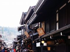 昼過ぎに高山 Takayamaに到着です。まずは市内観光、昼間の高山のメインストリート三町筋はごらんの通り日本人・外国人観光客でいっぱい、新宿を歩いている気分です。5年ほど前から日本に外国人観光客が増えていることを日本に来るたびに実感します。英語で説明する店員さんとか昔は殆ど見かけませんでしたが、今では普通になりつつあり、日本の観光地も国際化しています。混雑を避けるため、ここには早朝か夜にまた来ることにします。
