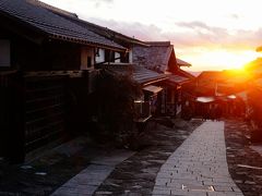 西向きの斜面に立つ馬篭は絶好の夕日ポイントです。西に沈む夕日を見ながら感傷にひたります。
