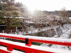 宮川の中橋も一夜にして雪景色に変わります。