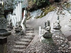 大岩に挟まれたような場所に千光寺はあります。