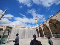 イスタンブールについてから、空港からホテルまでの送迎が見当たらず焦りましたが、なんとか巡り合えました。
ホテルに着くとガイドさんが待っていてくれました。
今度は女性です！

スーツケースを預け、さっそく観光に出かけます。

まずはホテルすぐ近くのブルーモスクへ・・
しかしがっつり外観も内観も修復中ｗ
去年のがいい写真とれたわ～

