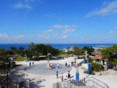 11:00に道の駅許田を出て11:40美ら海水族館到着。
駐車場はまだ空いてました。
