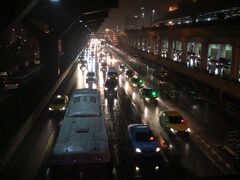 ドンムアン空港と鉄道駅、およびアマリホテルを繋ぐ連絡通路から・・・帰りの時間は、雨。
この時期の雨は珍しい。
