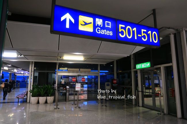 ゲートへ。<br /><br />510番ゲートはバスで行かないといけないので、ちょっと面倒…上海に住んでいた時香港に東方航空で出張に来ると、よくそっちの島（501－510番ゲートがあるとこ）のゲートにあてがわれて面倒でした。