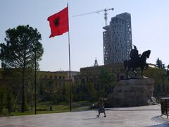 早速、すぐ目の前のスカンデルベグ広場へ
アルバニアの国旗かっこいい！！