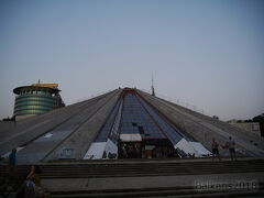 ランチとショッピングで涼しくなったのでPyramid　of Tiranaへ
共産圏的建物でこういうの大好き！！
