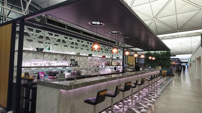 バーカウンター。個人的はもう少し照明が落ちた感じが好きなんですが、座席も多くゆっくりお酒を味わえる感じはいいですね。