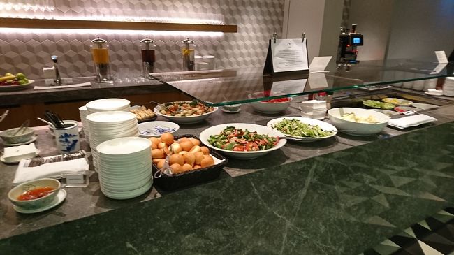 ミールコーナー。夕食仕様です。ホットミールはかなりがっつり感のあるメニューでした。