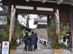 松本城入口である高麗門には大きな門松。