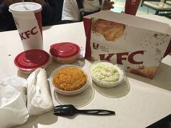 夕食は長男の強い希望でKFC。
（何もグアムに来て･･･と思いましたが、日本でもなかなか食べられないから、食べたかったそうです。）
チャモロセットで、チキンとパンパンに詰まった大量のレッドライスと、これまた大量の甘いコールスローとラップサンドがついてきました。
美味しいけど、食べきれる訳無いじゃん。
でも、子供はもう一個チキンが食べたい、と言い出したので、
次男坊に１０ドル握らせて自分で買いに行かせてみました。
「トゥ　ウイング（手をパタパタ）　プリーズ」
で、上手に買ってました。偉い、偉い。