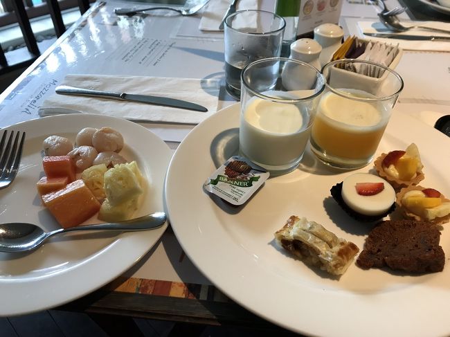 最後のブレックファースト。お菓子ばっかり。笑っ