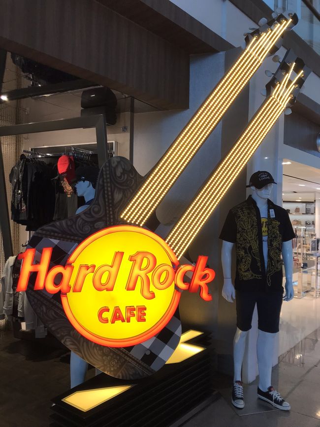 空港内でハードロックカフェ！バリ感ゼロ。笑っ