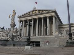 　国会議事堂にやってきました。ギリシャ神殿風の壮麗な建物です、広場には女神アテナの像が建っています。