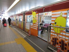 電車で梅田(大阪駅)まで行きます。

先ず向かったのは、大阪駅前のヨドバシカメラ。
ヨドバシカメラの店員さんに、開口一番
「 家にスマホを忘れてきたんですが、何とかなりますか？! 」
多分、必死の形相だったことでしょう。

結局、同じ番号で機種変更できるとのことで、異郷の地でアイフォンを購入することに^^;
買い替えのタイミングが来ていたこともありましたが、とんだ出費になってしまいました。

幹事なのに、今夜の店の場所も分からないのでは話にならないからなぁ。。。
友達に連絡しようにも、連絡先すらスマホの中で管理、、、情けない。


