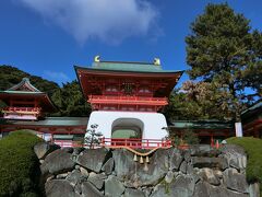 赤間神宮の水天門。ちょうど晴れてきて良かった。朱塗りが青空に映える。