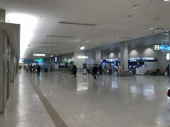 伊丹空港に６時に到着。
今日はプレミアムクラスにしたのでオアシスで朝ごはんはいただかずに乗り込みます。