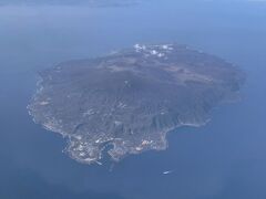 そろそろ着陸です。今日はきれいに大島が見えました。奥の方に大島空港が見えます。昨年の訪問が懐かしいです（https://4travel.jp/travelogue/11379614）。

さて次はどこに向かいましょうか。
