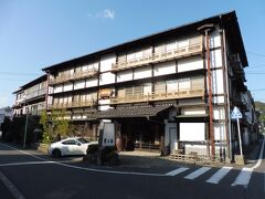 本日宿泊するのはこちら岩井屋さん
日本秘湯を守る会、鳥取県唯一の登録宿です(^o^)／
建物の外観は歴史と趣を感じます。
目の前には明石家、花屋という旅館があります。
そちらも感じの良い旅館です。