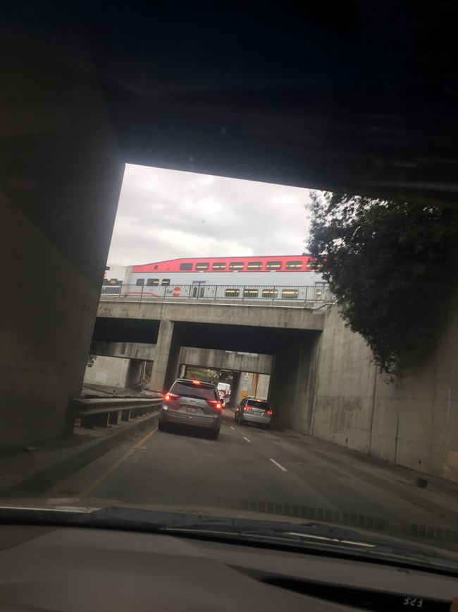 去年は　パリスに４回も行ってしまった、、上海と　オアフにも、、　そして　日本は　４回は行ったかも、、　今年も　２回はパリに行く、、そして　六月と９月に　UKに行く予定をいれてしもうたｗｗ　イタリアは何処へ行ったのじゃ？！　ｗｗ<br /><br />写真は　オレゴン・ページミルの道路から　見上げる　キャルトレイン<br />信号待ちで　のろのろ運転時間だったので　写真を撮ってみた、、ここは　冠水しやすい道路だ、、明日あさって、　アトモスフェリック　リヴァーとかで　雨が強く降るようでする、、冠水などせぬやう願う、、