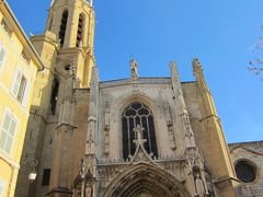サン・ソヴール大聖堂

色々な時代の建築様式が混ざった教会です。