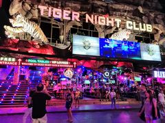 昔からある「Tiger Night Club」。店の外も中も虎だらけ！
私ごとですが、プーケットと言うとここを思い出します。
タイの人は虎が好きなのか、色んな商品の名前に「Tiger」が付いています。先日、ツレが買った傷バンにも、、。