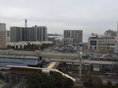 千葉みなと駅と千葉ポートタワー。