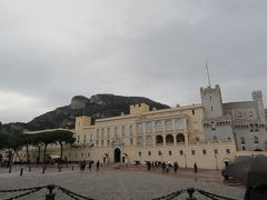 モナコの観光は、大公宮殿から。

入場はできませんでしたが、高貴な雰囲気が・・・