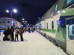 フィンランドからの寝台列車「サンタクロース号」に乗って、ロヴァニエミの駅に到着。雪が深く積もっていた。