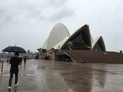 オペラハウスも雨で観光客は少ない・・・