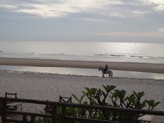 　本日ものんびり朝食。
　ここのビーチは乗馬ができるらしく、こういう光景を何度も目にしました。