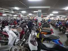 　そろそろお土産を買わなきゃ！ということでテスコが入っているMarket Villageへ。地下駐車場にはバイクがたくさん。