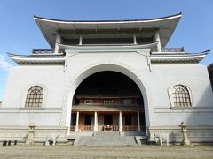 次に訪れたのは、1925年建立の宝覚寺で、臨済宗のお寺とのこと。
元の木造の本堂を、さらに大きな本堂で覆っているというのは面白いですが。