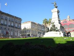 ボルサ宮の前の広場と銅像
銅像はエンリケ航海王子