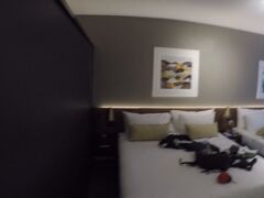 動画をカットしたので画質が悪いです。
バイブホテルシドニーの客室は広くて綺麗でした。
チェックインの際に「キングベッド１台の部屋で良いか」聞かれたので「ツインにして」と言うと、ダブルベッド１台とシングルベッド２台の部屋にしてくれました。