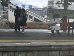 敦賀駅で変な人がいるなと思ったら、恐竜のフィギュアでした。みんな写真を撮っています。