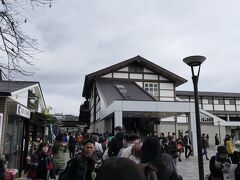 嵐山駅に到着後、すぐに駅前の行列に並びます。すでにものすごい行列です。