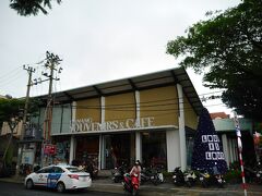 12:00
「ダナン・スーベニアズ＆カフェ」に到着！
この旅の中で、可愛いお土産用のお菓子に関しては、かなり品ぞろえよかったと思います！
