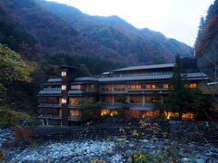 奈良田まで5㎞弱の舗道歩き、東俣林道と比べりゃ屁です…でもやはり滅入ります。
ここに吸い寄せられそうになりました。
いつかは泊まりたい、ギネス認定世界最古の宿。
二月末に泊ります。