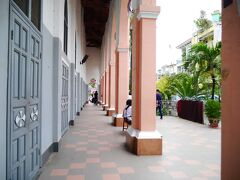 16:10
パステルピンクのかわいい「ダナン大聖堂」に到着。
裏側から入りましたが、中は見えない時間帯でした。
