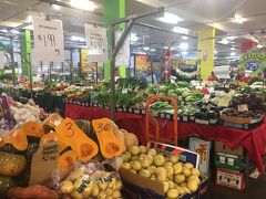 朝食を兼ねてRusty's marketへ。さすがオーストラリア、フレッシュや野菜や果物がとても安い。